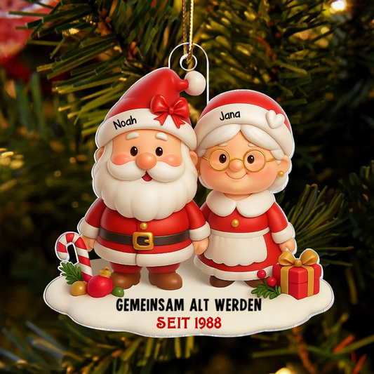 „Gemeinsam alt werden“ – Personalisierter Acryl-Christbaumanhänger mit Weihnachtsmann-Paar