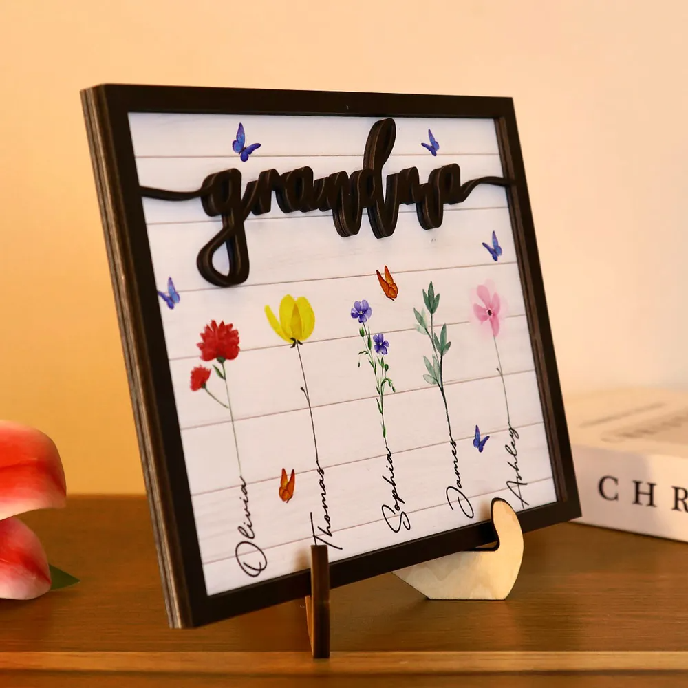 Personalisierte Holztafel mit Blumen und Namen für Oma, Opa, Mama und Papa