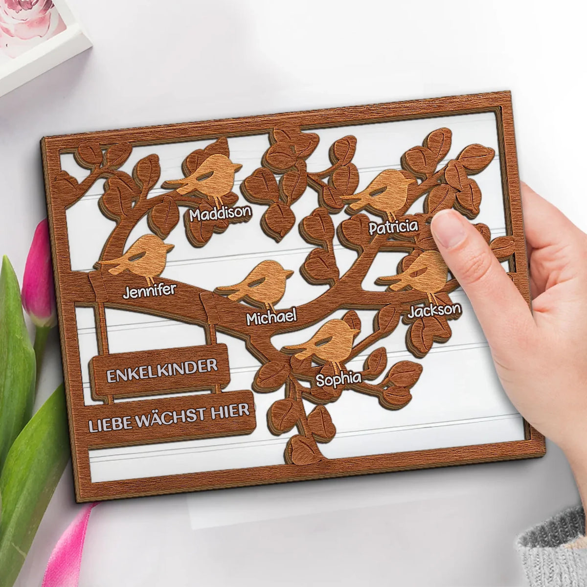 Personalisierte Holztafel mit Baum und Vögeln für Familie und Oma