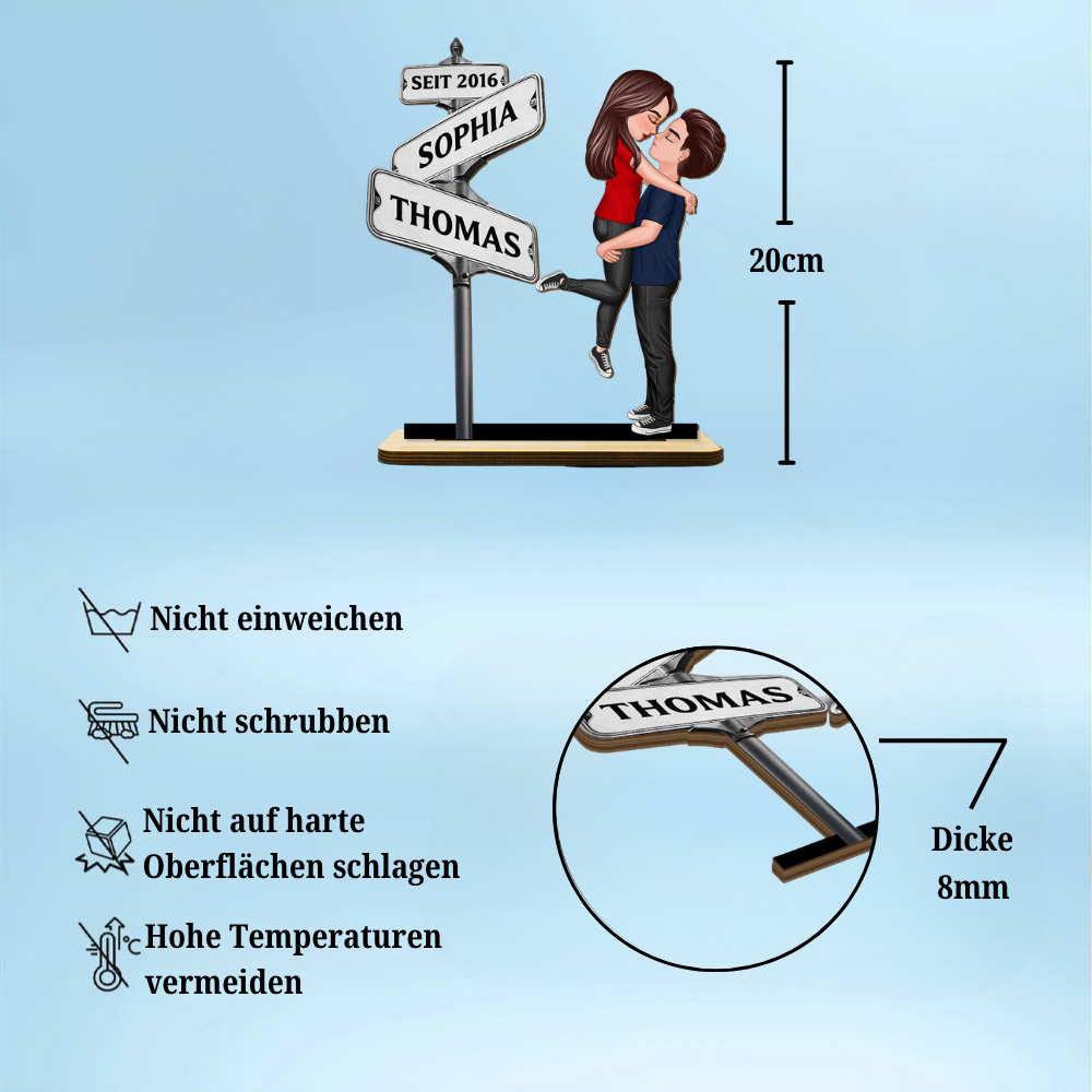 Paar neben dem Straßenschild - Personalisierter Holzaufsteller Jahrestagsgeschenk