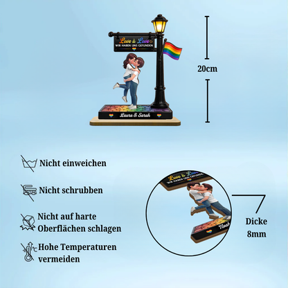 LGBT-Paar unter der Straßenlaterne - Personalisierter Holzaufsteller mit Regenbogenmotiv