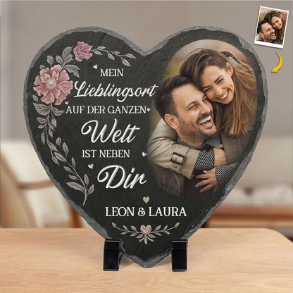 Mein Lieblingsort-Personalisierte Schieferplatte mit Foto für Paare – Herzform mit Stand