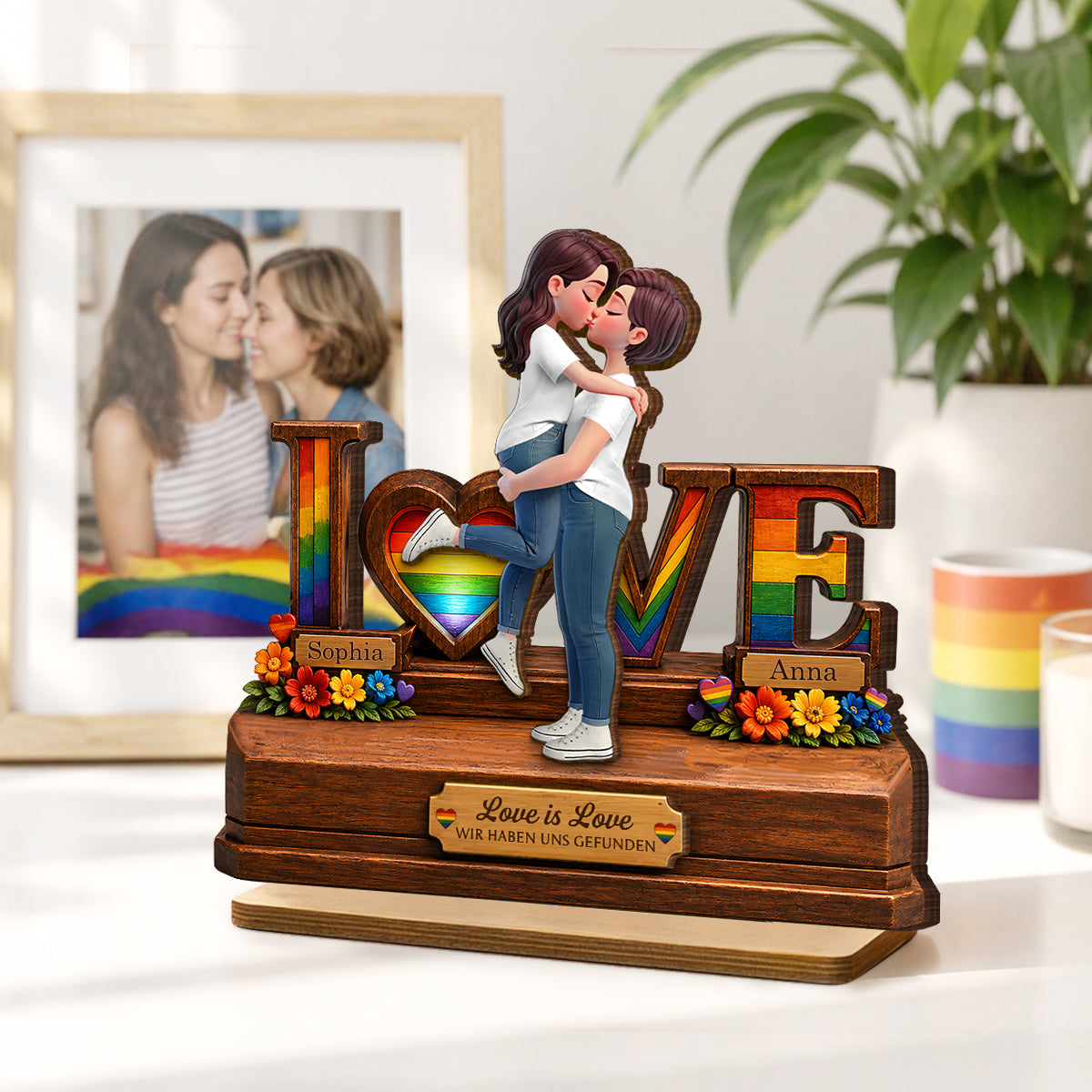 Personalisierter LOVE-Holzaufsteller mit Regenbogenmotiv für LGBT-Paar