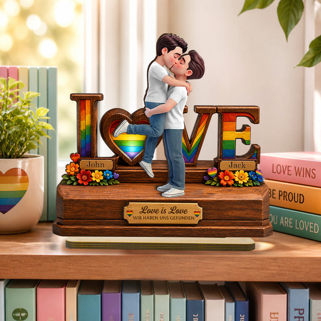 Personalisierter LOVE-Holzaufsteller mit Regenbogenmotiv für LGBT-Paar