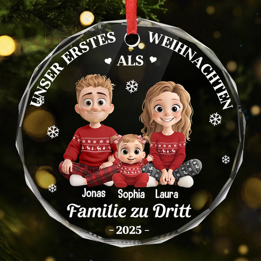 Personalisierter Glas-Ornament „Unser erstes Weihnachten als Familie zu dritt“  Christbaumschmuck