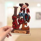 Küssendes Paar - Personalisierter Holzaufsteller mit Figuren und Namen