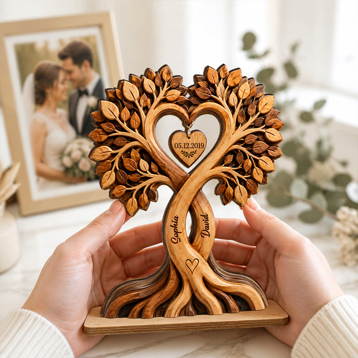 Personalisierter Holzaufsteller mit Herzbaum für Paar Jahrestagsgeschenk