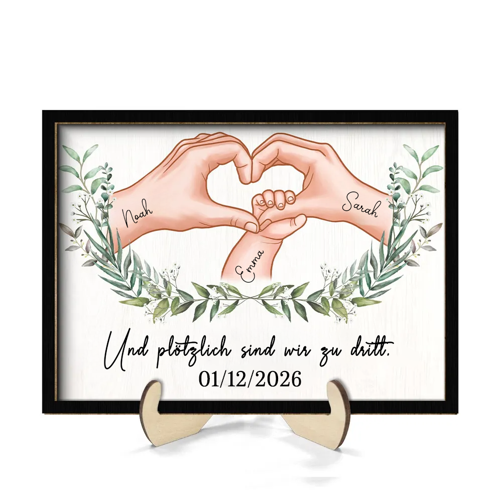 So sind wir zu dritt...Personalisierter Holzplakette mit Hand-in-Hand-Motiv Geschenk für frischgebackene Mama und frischgebackener Papa
