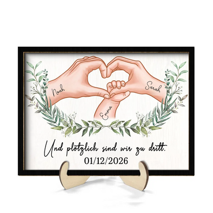 So sind wir zu dritt...Personalisierter Holzplakette mit Hand-in-Hand-Motiv Geschenk für frischgebackene Mama und frischgebackener Papa