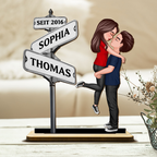 Paar neben dem Straßenschild - Personalisierter Holzaufsteller Jahrestagsgeschenk