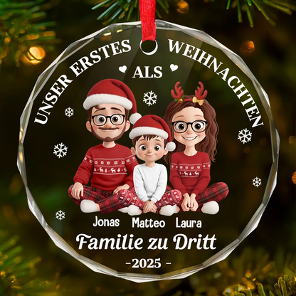 Personalisierter Glas-Ornament „Unser erstes Weihnachten als Familie zu dritt“  Christbaumschmuck