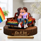 Love is Love - Personalisierter Holzaufsteller mit LGBT-Paar und Spruch