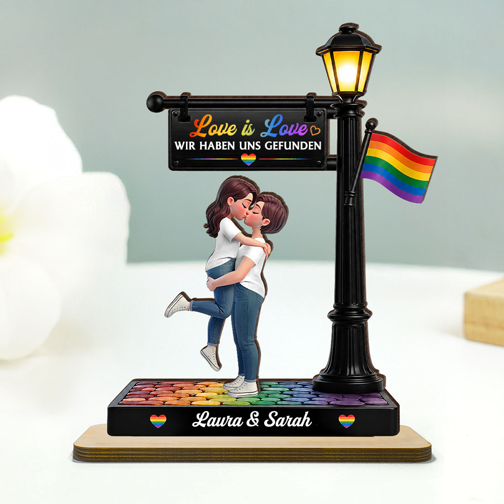 LGBT-Paar unter der Straßenlaterne - Personalisierter Holzaufsteller mit Regenbogenmotiv