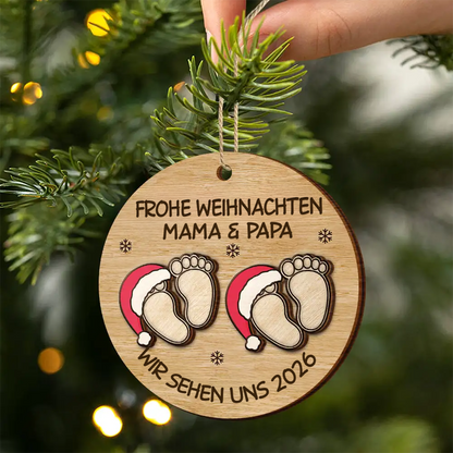 Personalisierter 2-lagiger Holzanhänger „Baby erwartet – wir sehen uns in 2026“ – Schwangerschaftsankündigung