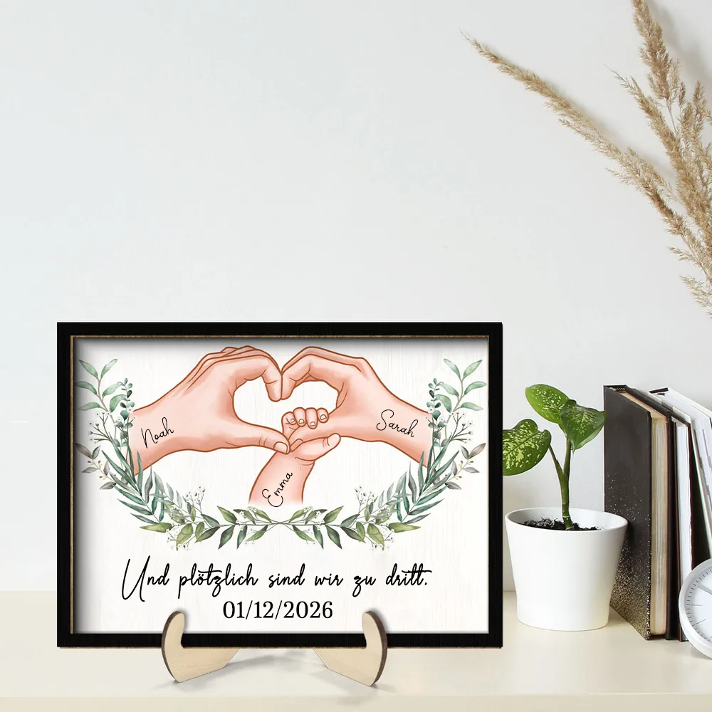 So sind wir zu dritt...Personalisierter Holzplakette mit Hand-in-Hand-Motiv Geschenk für frischgebackene Mama und frischgebackener Papa