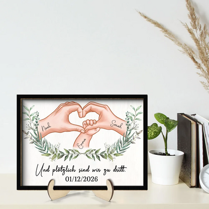 So sind wir zu dritt...Personalisierter Holzplakette mit Hand-in-Hand-Motiv Geschenk für frischgebackene Mama und frischgebackener Papa
