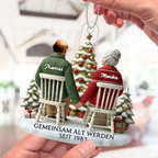 Flacher Acryl-Christbaumanhänger – „Altes Ehepaar“ mit Namen personalisiert