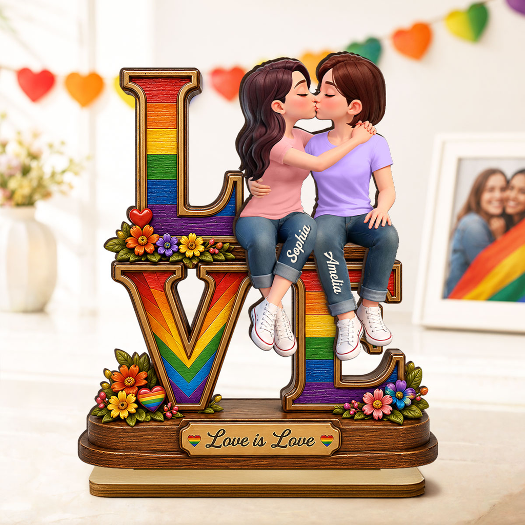Motiv „Love“ mit Regenbogen - Personalisierter Holzaufsteller mit LGBT-Paar