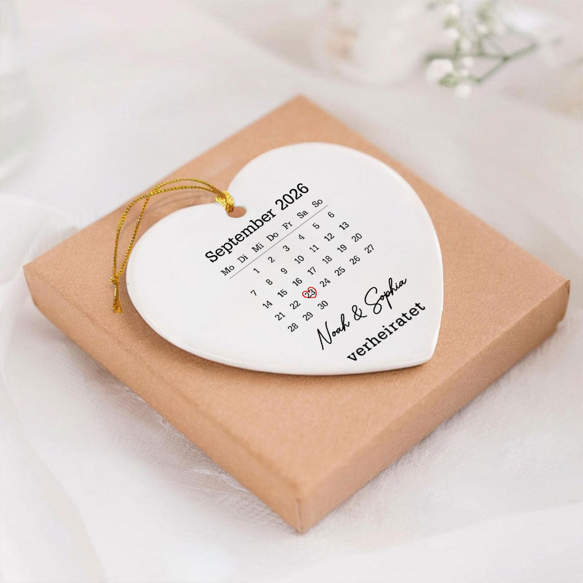 Personalisierter Keramik-Anhänger mit Kalender und Namen – zum Hochzeitstag