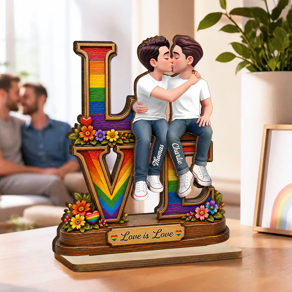 Motiv „Love“ mit Regenbogen - Personalisierter Holzaufsteller mit LGBT-Paar