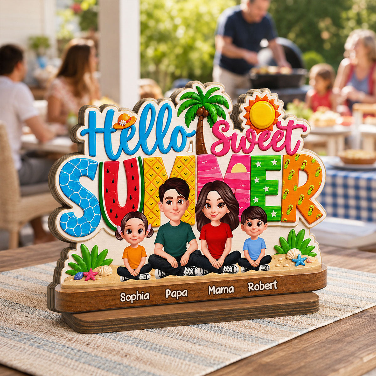 Hello Summer-Personalisierter Holzaufsteller mit Familien im Sommermotiv