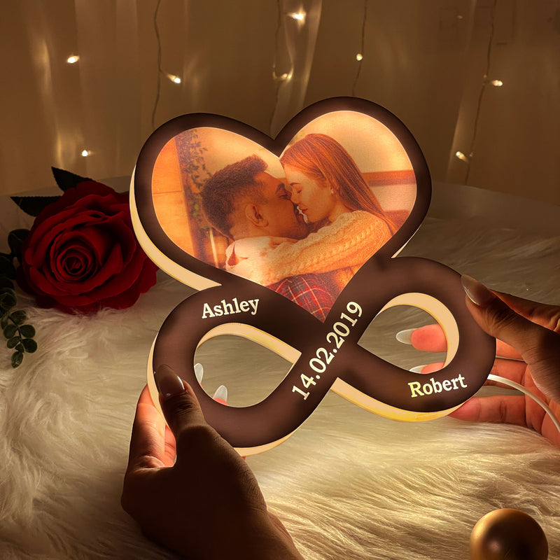 Unendliche Liebe - Personalisierte Lichtbox mit Foto und Namen Geschenk für Paar