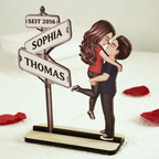 Paar neben dem Straßenschild - Personalisierter Holzaufsteller Jahrestagsgeschenk