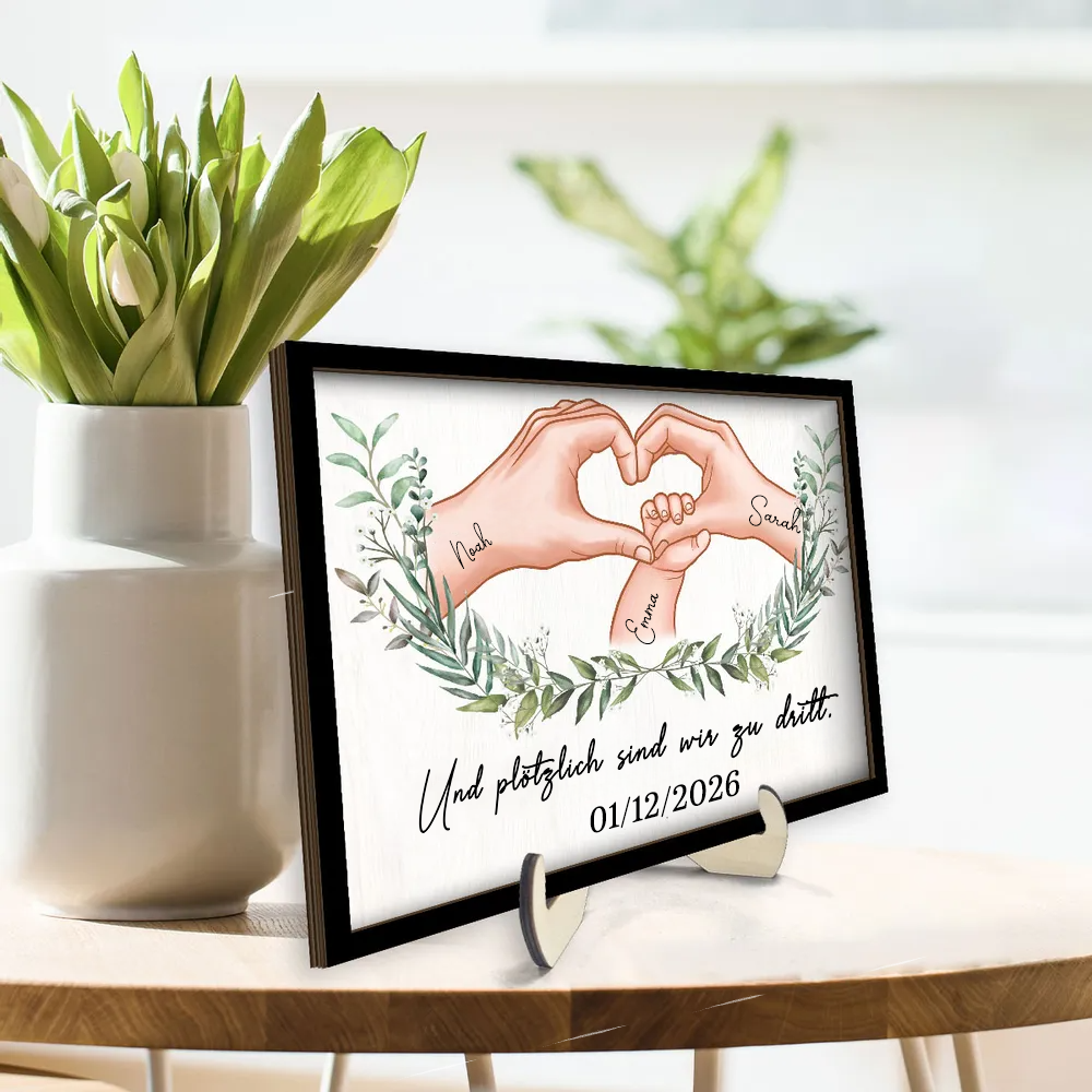 So sind wir zu dritt...Personalisierter Holzplakette mit Hand-in-Hand-Motiv Geschenk für frischgebackene Mama und frischgebackener Papa