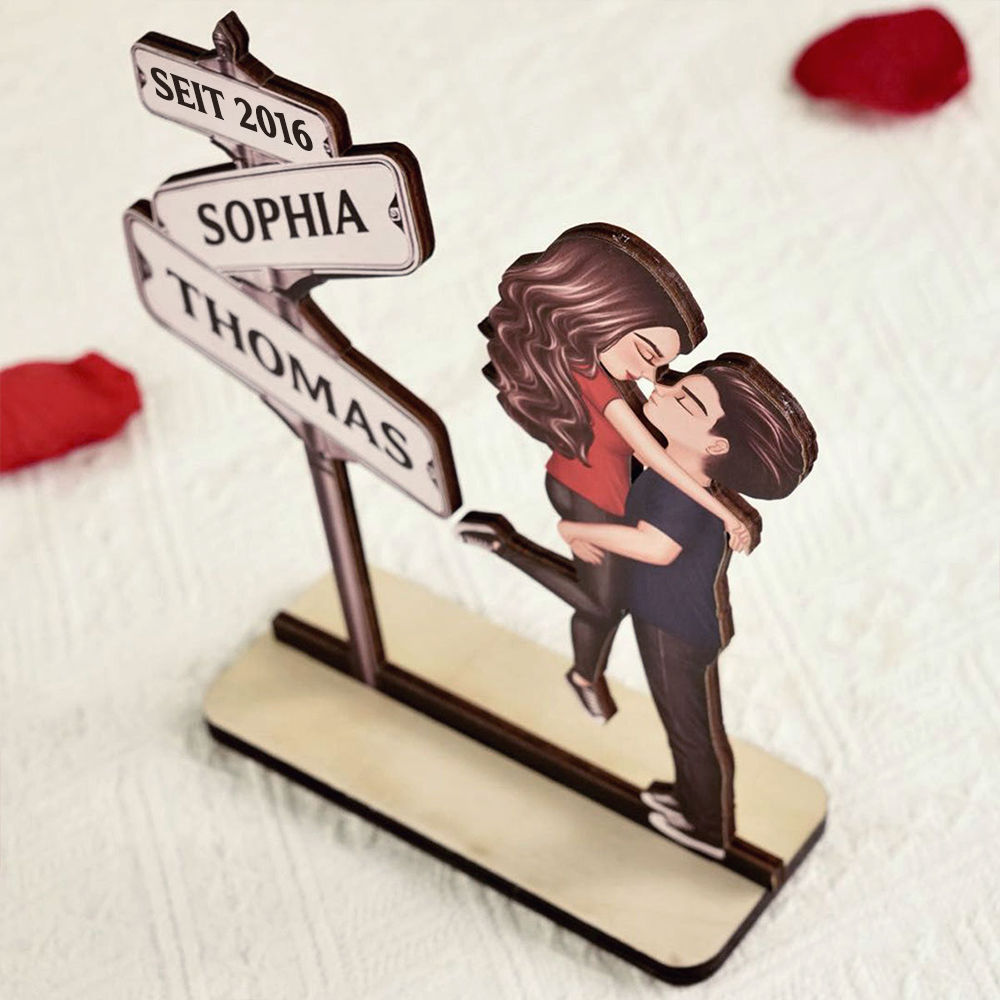 Paar neben dem Straßenschild - Personalisierter Holzaufsteller Jahrestagsgeschenk
