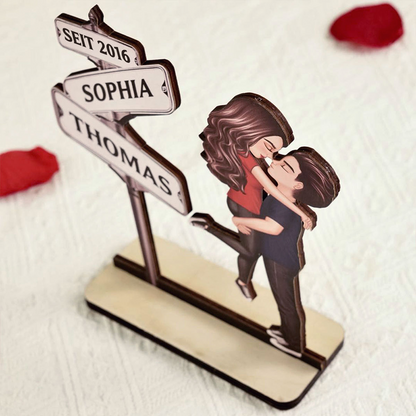 Paar neben dem Straßenschild - Personalisierter Holzaufsteller Jahrestagsgeschenk