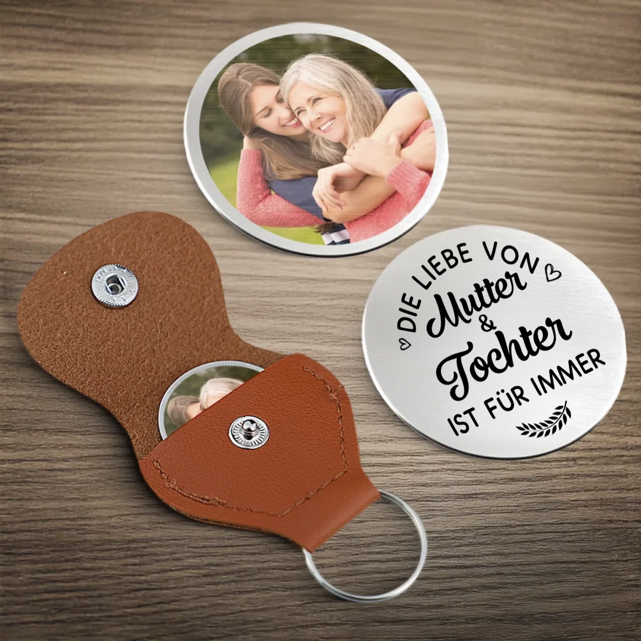 Mutter und Tochter-Taschenumarmung mit Foto