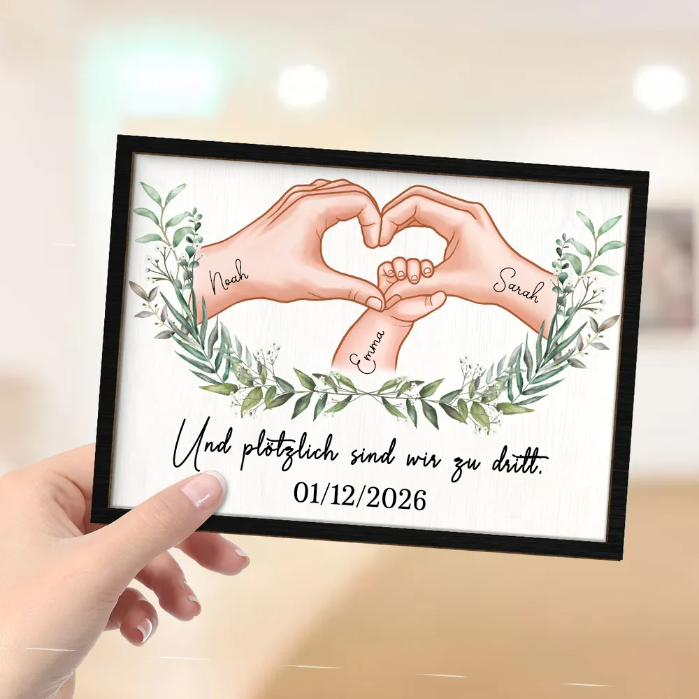 So sind wir zu dritt...Personalisierter Holzplakette mit Hand-in-Hand-Motiv Geschenk für frischgebackene Mama und frischgebackener Papa