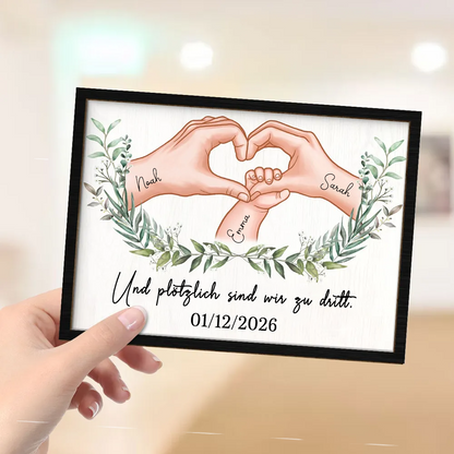 So sind wir zu dritt...Personalisierter Holzplakette mit Hand-in-Hand-Motiv Geschenk für frischgebackene Mama und frischgebackener Papa