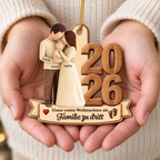 Personalisierter Holz-Weihnachtsanhänger mit Namen und Wunschjahr – Eltern mit Baby