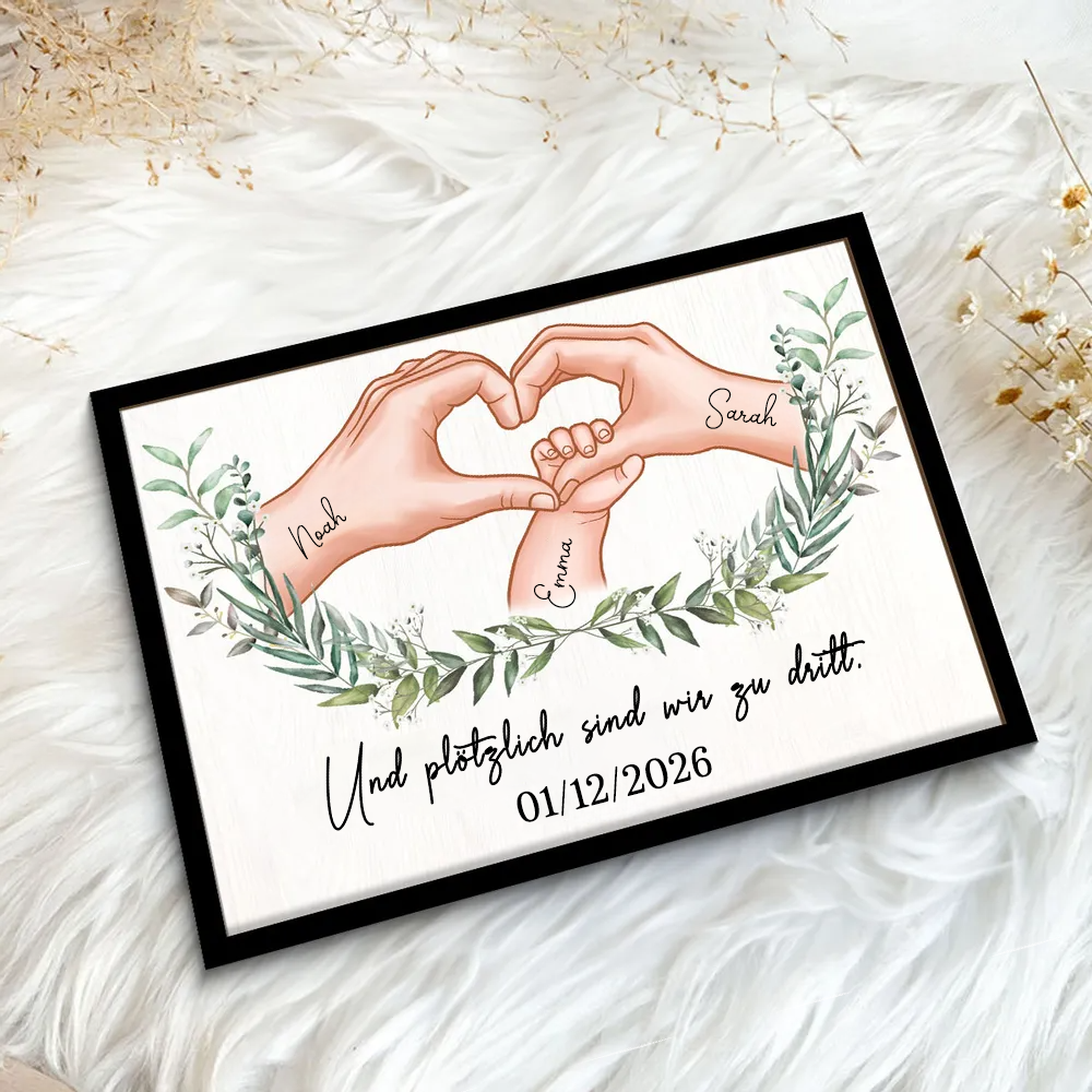 So sind wir zu dritt...Personalisierter Holzplakette mit Hand-in-Hand-Motiv Geschenk für frischgebackene Mama und frischgebackener Papa