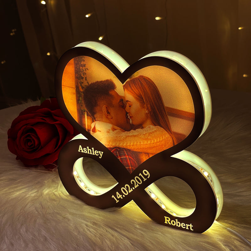 Unendliche Liebe - Personalisierte Lichtbox mit Foto und Namen Geschenk für Paar