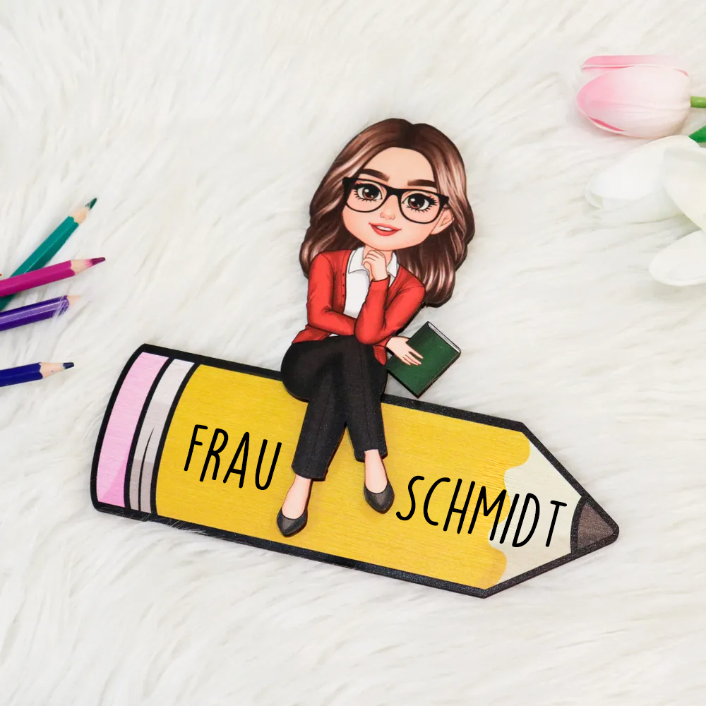 Puppenlehrer/-in auf Bleistift sitzend Personalisierte Holzplakette, Bürodekoration für Lehrer