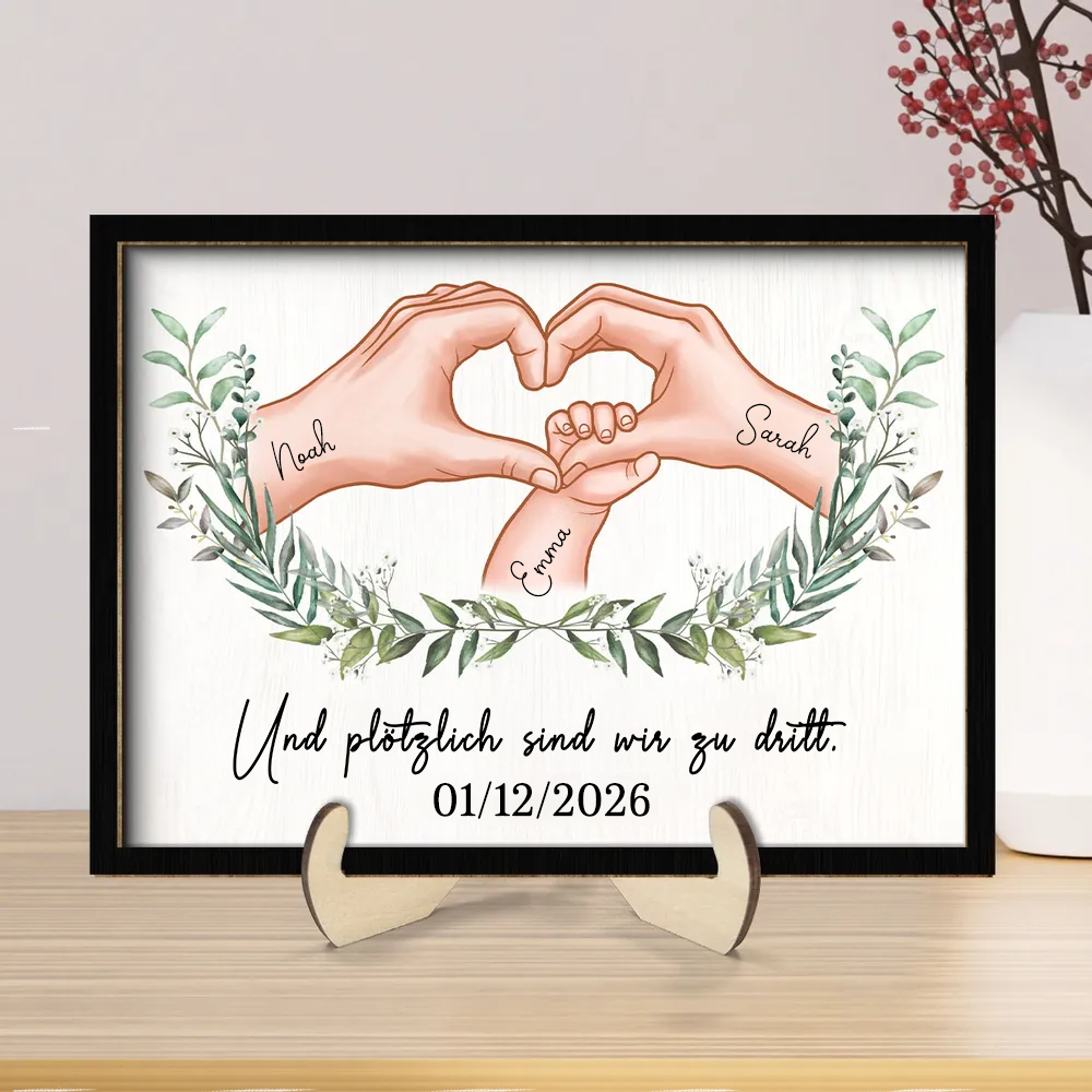 So sind wir zu dritt...Personalisierter Holzplakette mit Hand-in-Hand-Motiv Geschenk für frischgebackene Mama und frischgebackener Papa