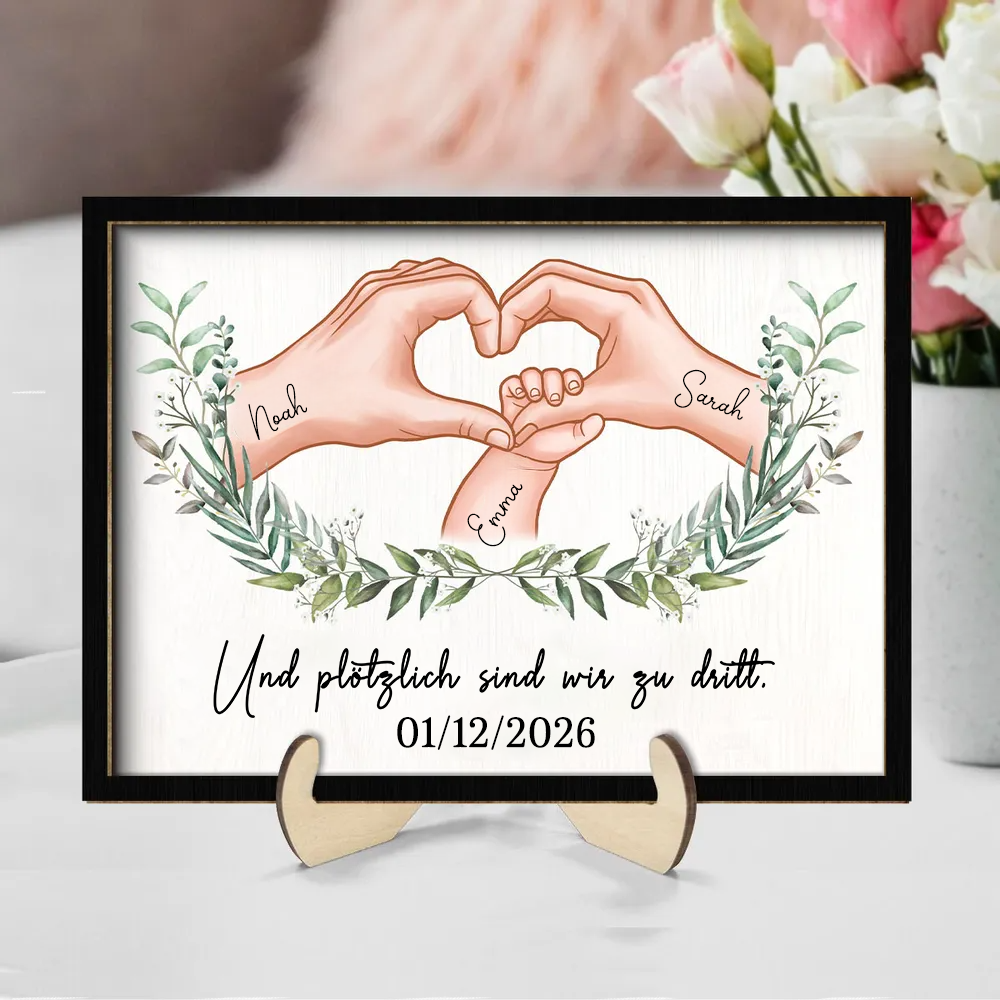 So sind wir zu dritt...Personalisierter Holzplakette mit Hand-in-Hand-Motiv Geschenk für frischgebackene Mama und frischgebackener Papa