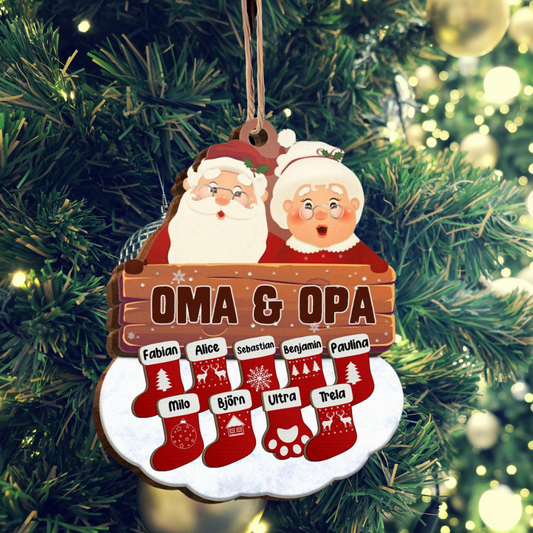 Personalisierter Weihnachtsanhänger – Weihnachtsmann und Oma mit anpassbaren Namen auf Weihnachtsstrümpfen