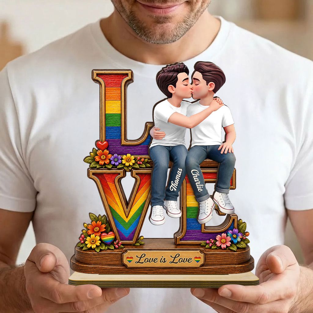 Motiv „Love“ mit Regenbogen - Personalisierter Holzaufsteller mit LGBT-Paar