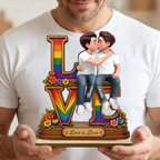 Motiv „Love“ mit Regenbogen - Personalisierter Holzaufsteller mit LGBT-Paar