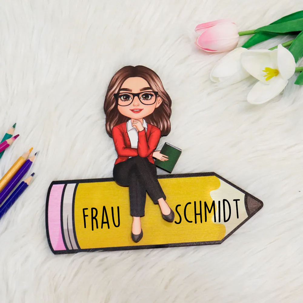 Puppenlehrer/-in auf Bleistift sitzend Personalisierte Holzplakette, Bürodekoration für Lehrer