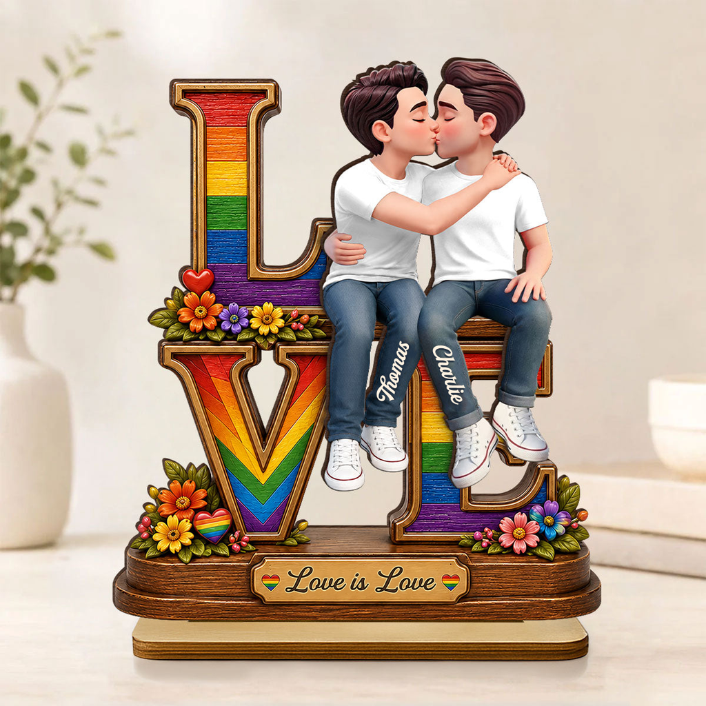 Motiv „Love“ mit Regenbogen - Personalisierter Holzaufsteller mit LGBT-Paar