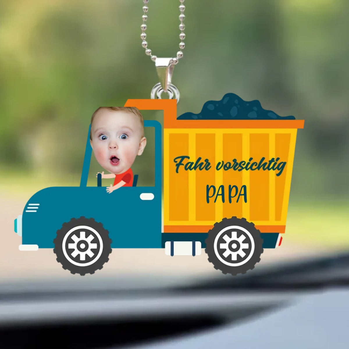 Kind auf Fahrzeug Fotoanhänger Fahr Vorischtig