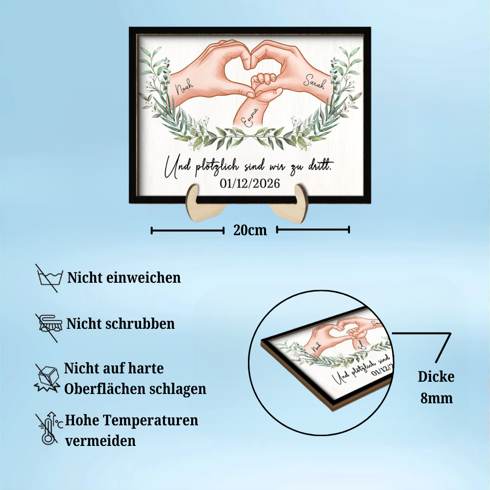 So sind wir zu dritt...Personalisierter Holzplakette mit Hand-in-Hand-Motiv Geschenk für frischgebackene Mama und frischgebackener Papa