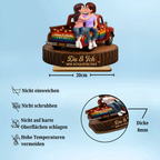Love is Love - Personalisierter Holzaufsteller mit LGBT-Paar und Spruch